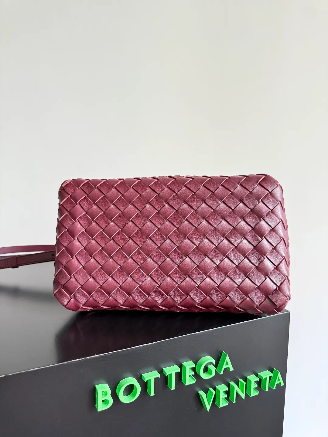 Batch 2060 BOTTEGA VENETA 2025 Autumn New Product Medium Parachuta The long-awaited new medium parachuta is here, with a unique appearance and iconic metal knots, and a whole piece of leather folds the four corners into a parachute shape! The exquisite Knot metal buckle is like putting jewelry on a bag. It is high-end and elegant. Its super capacity can hold all your things! The overall effect of this bag is very different from before. It is neither too delicate to provide a large capacity nor too bulky because of its practicality. It simply provides a perfectly suitable bag for casual and simple people👜 Style number: 835921 Size: 29.5*18.5*17.5cm